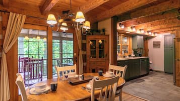 Cabin, Multiple Beds, Hot Tub, Mountain View (6 Bears Cabin) | Dining