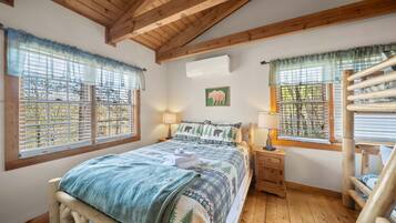 Cabin, Multiple Beds, Hot Tub, Mountain View (6 Bears Cabin)