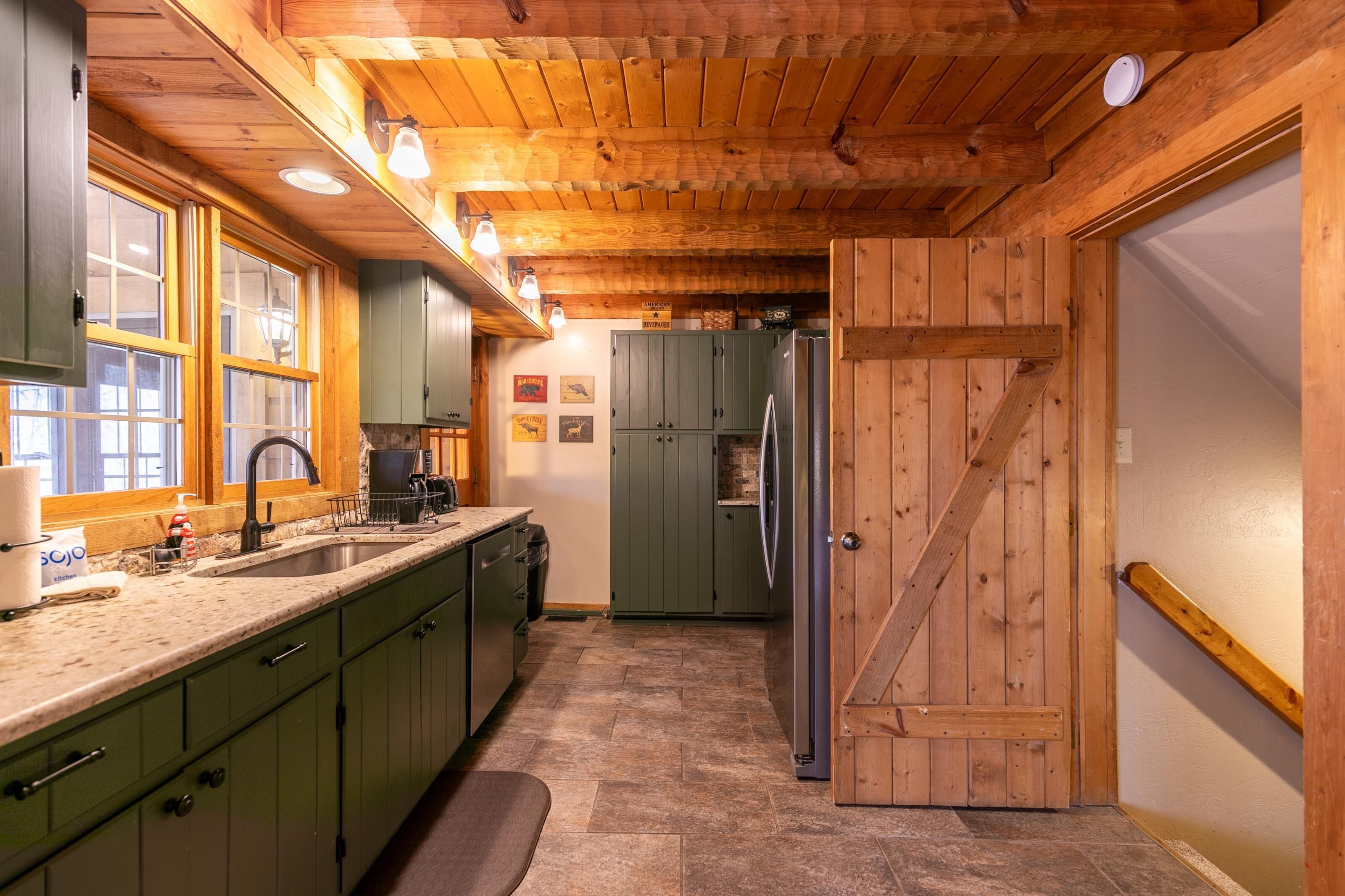 Cabaña, varias camas, hidromasaje, vista a la montaña (6 Bears Cabin) | Interior