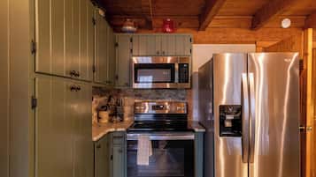 Cabin, Multiple Beds, Hot Tub, Mountain View (6 Bears Cabin) | Private kitchen | Fridge, microwave, oven, stovetop