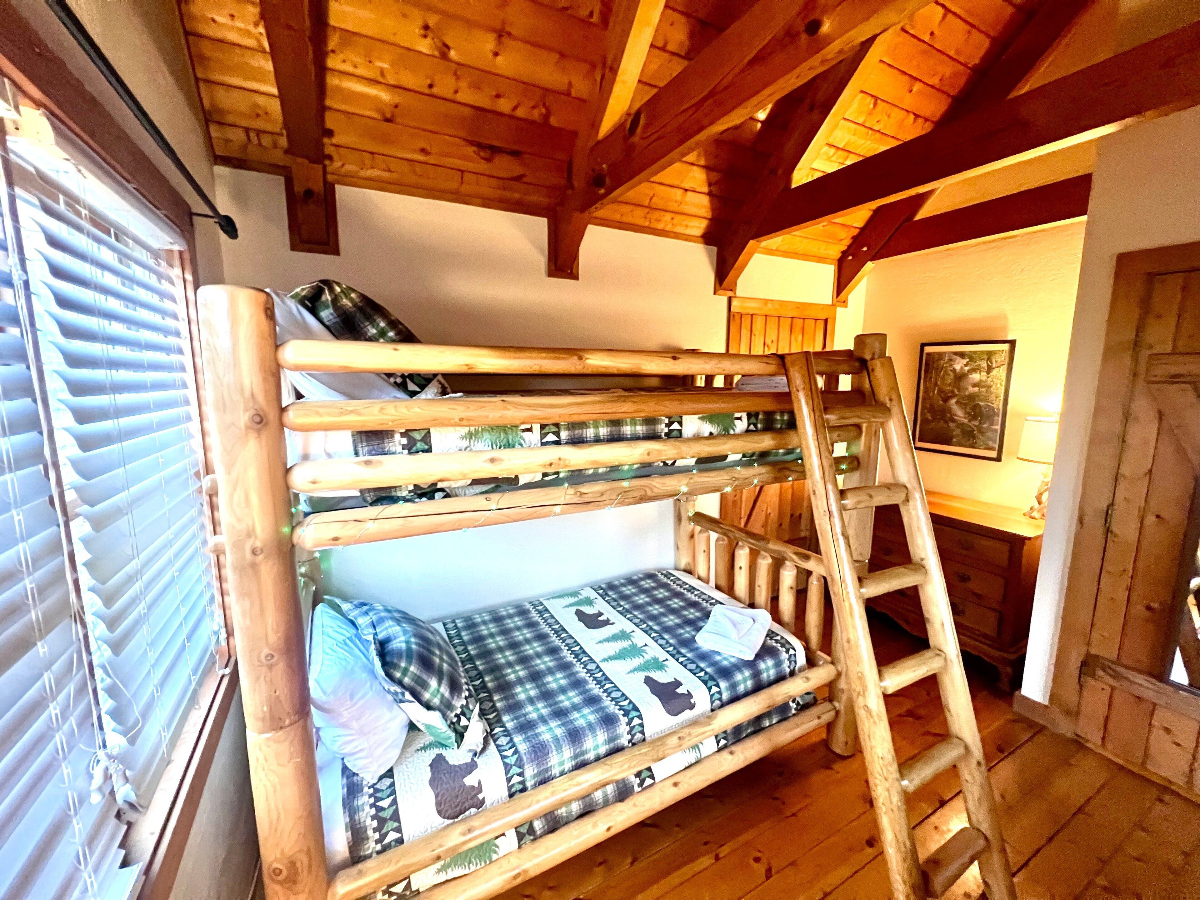 小屋, 多张床, 热水浴缸, 山景 (6 Bears Cabin) | 3 多间卧室、特色装修、特色家居、办公桌