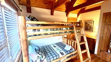 Cabin, Multiple Beds, Hot Tub, Mountain View (6 Bears Cabin) | 3 bedrooms, individually decorated, individually furnished, desk