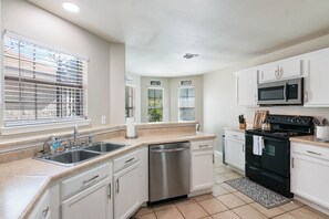 Een koelkast, een microgolfoven, een oven, een kookplaat