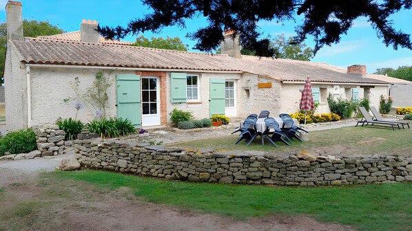 Outdoor dining - Longère , Avec le Charme de la Pierre , au Calme, le Tout à 2 kms des Plages (Saint-Vincent-sur-Jard)