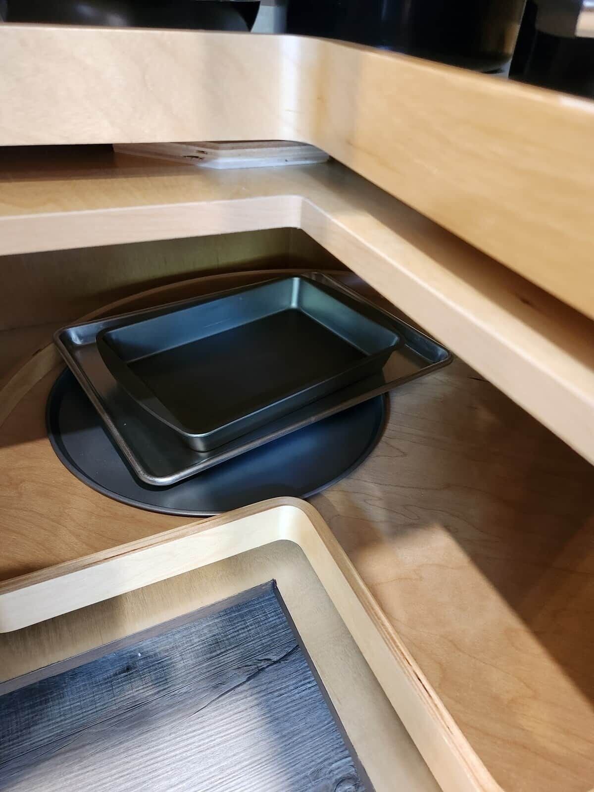 Una cocina con mostrador, pileta y estufa.
