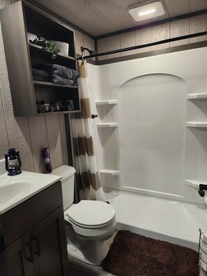 Douche, séchoir à cheveux, serviettes fournies, savon