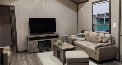 Prairieview Cabin - with Hot Tub