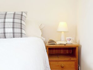 1 bedroom, free WiFi, bed sheets - The Dairy at Copper Beeches (Petersfield)