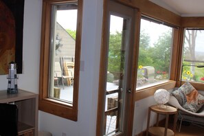 Fernseher, Kamin, Bücher