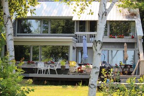Outdoor dining - Your Vacation Starts Here: At The Cottage on Good Harbor Bay (Lake Leelanau)