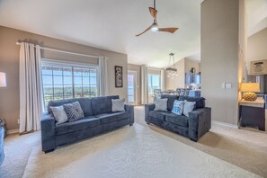 Een smart-tv, een open haard, videogames en een stereo