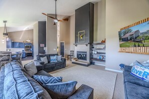 Smart TV, fireplace, video games, stereo - Views of Osage Golf Course & Osage River, 3 Balconies, Game Room, Sleeps 9 (Kaiser)