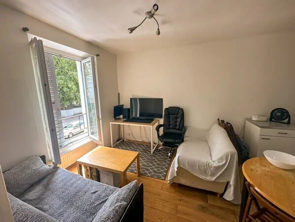 Living area - Cozy 1-bedroom apartment in superb Paris with WiFi (Paris)