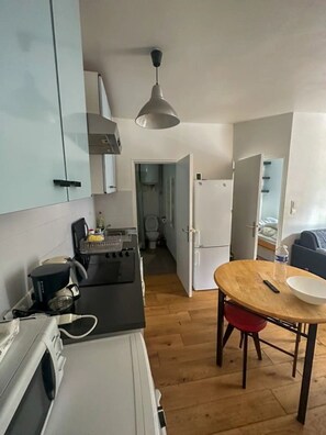 Private kitchen - Cozy 1-bedroom apartment in superb Paris with WiFi (Paris)