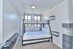 2 bedrooms, desk, iron/ironing board, WiFi