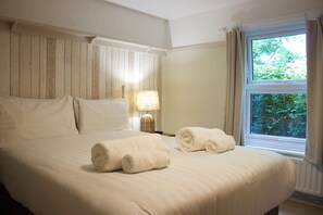 Standard Double Room | Desk, bed sheets - Durdle Door Hotel (Wareham)