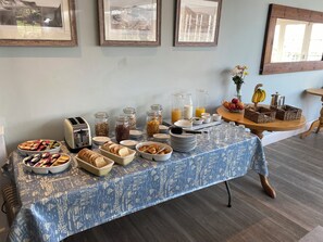 Daily continental breakfast for a fee - Durdle Door Hotel (Wareham)