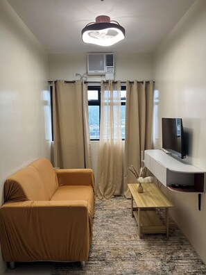 Smart TV, ping pong - 2 bedroom condo near Ayala Center Cebu and SM City Cebu with AC, gym,WiFi & pool (Mandaue City)