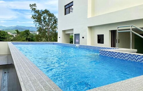 2 bedroom condo near Ayala Center Cebu and SM City Cebu with AC, gym,WiFi & pool