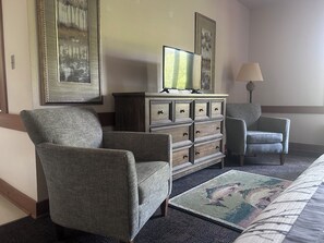 Lower-Level, 2 Queens Suite 118 | Living area - Roaring River State Park (Cassville)