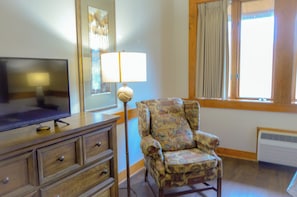 Upper-Level, 2 Queens 202-207
