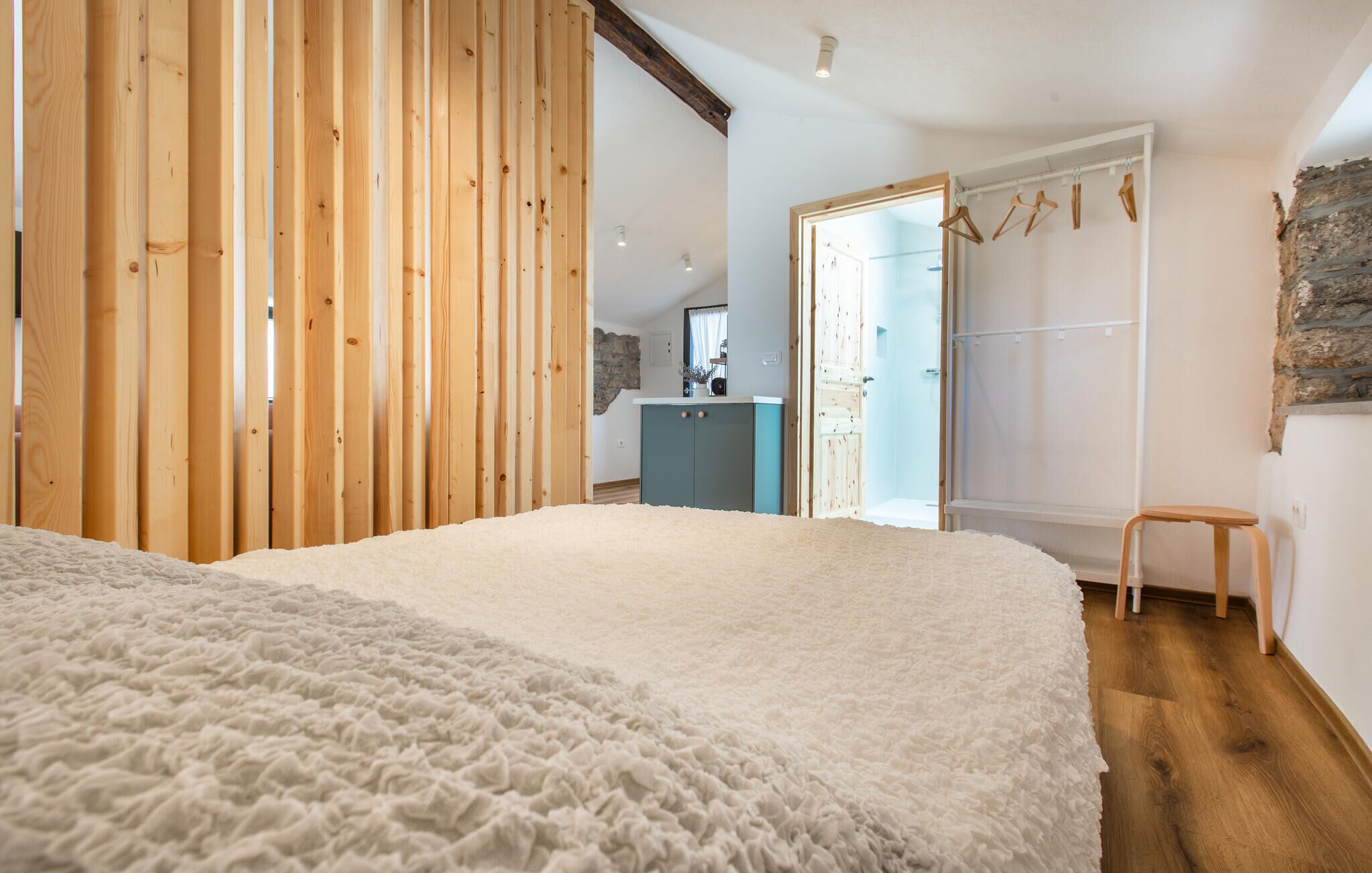 Travel crib, free WiFi, bed sheets