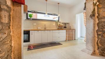 Frigorifero, piano cottura, lavastoviglie, macchina per tè/caffè