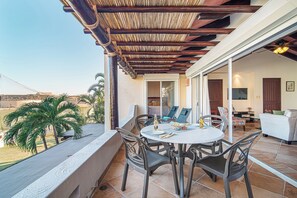 Outdoor dining - Condo Las Quintas, Alberca, Camina a la Playa y al Art Walk de San Jose del Cabo (San José del Cabo)