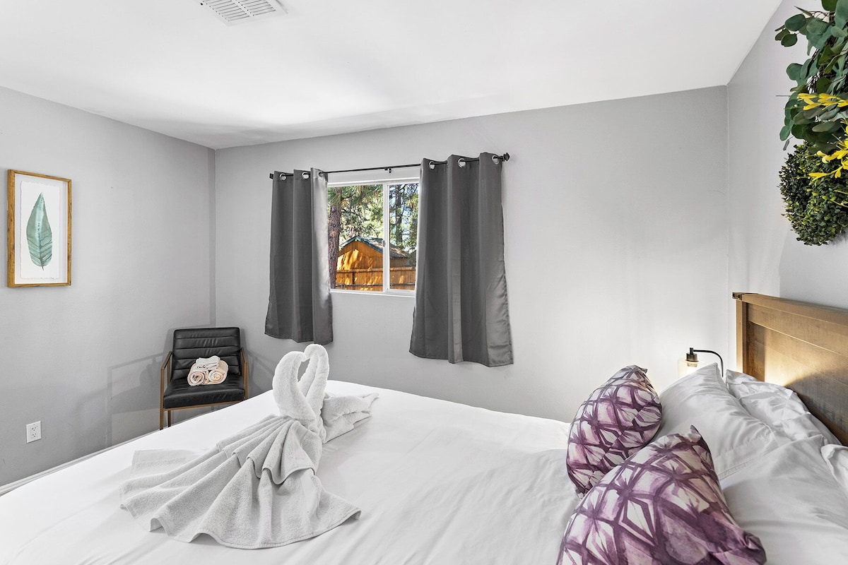 Photo 11 of Ozzys Retreat - Cozy 4-bedroom Cabin in Big Bear Lake. Pet Friendly!