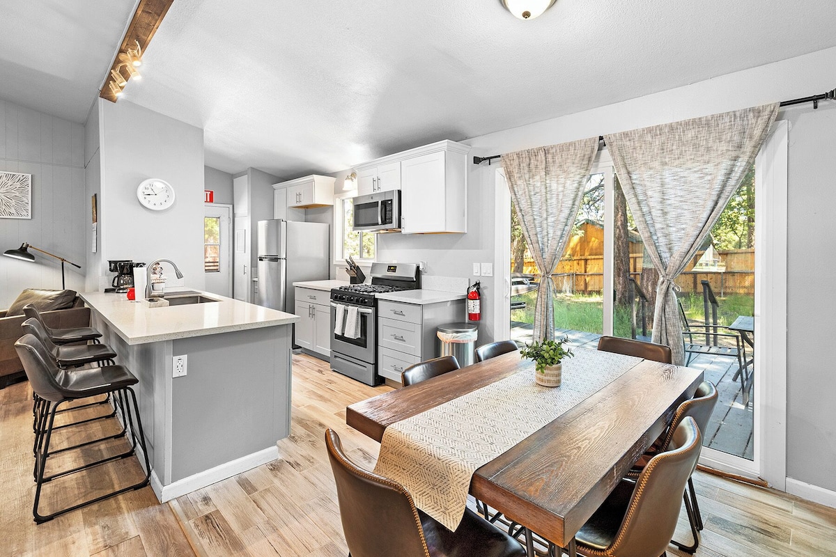 Photo 48 of Ozzys Retreat - Cozy 4-bedroom Cabin in Big Bear Lake. Pet Friendly!