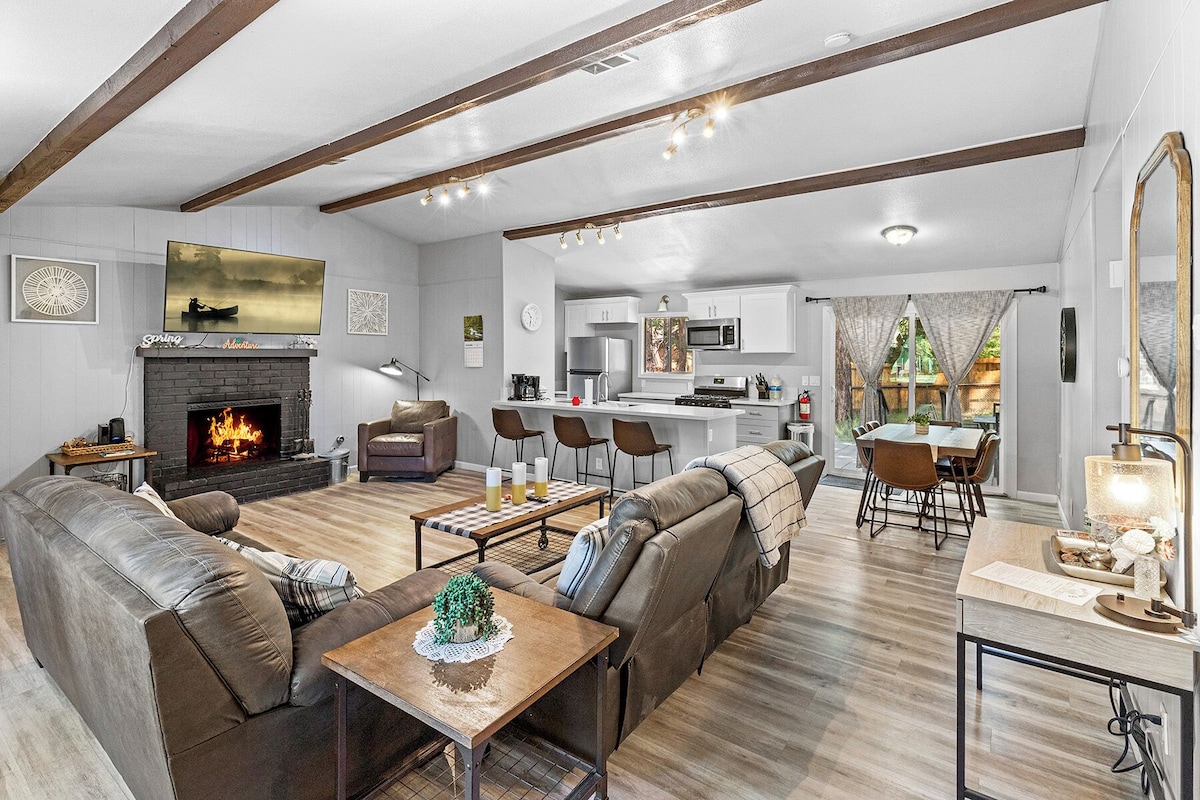 Photo 4 of Ozzys Retreat - Cozy 4-bedroom Cabin in Big Bear Lake. Pet Friendly!