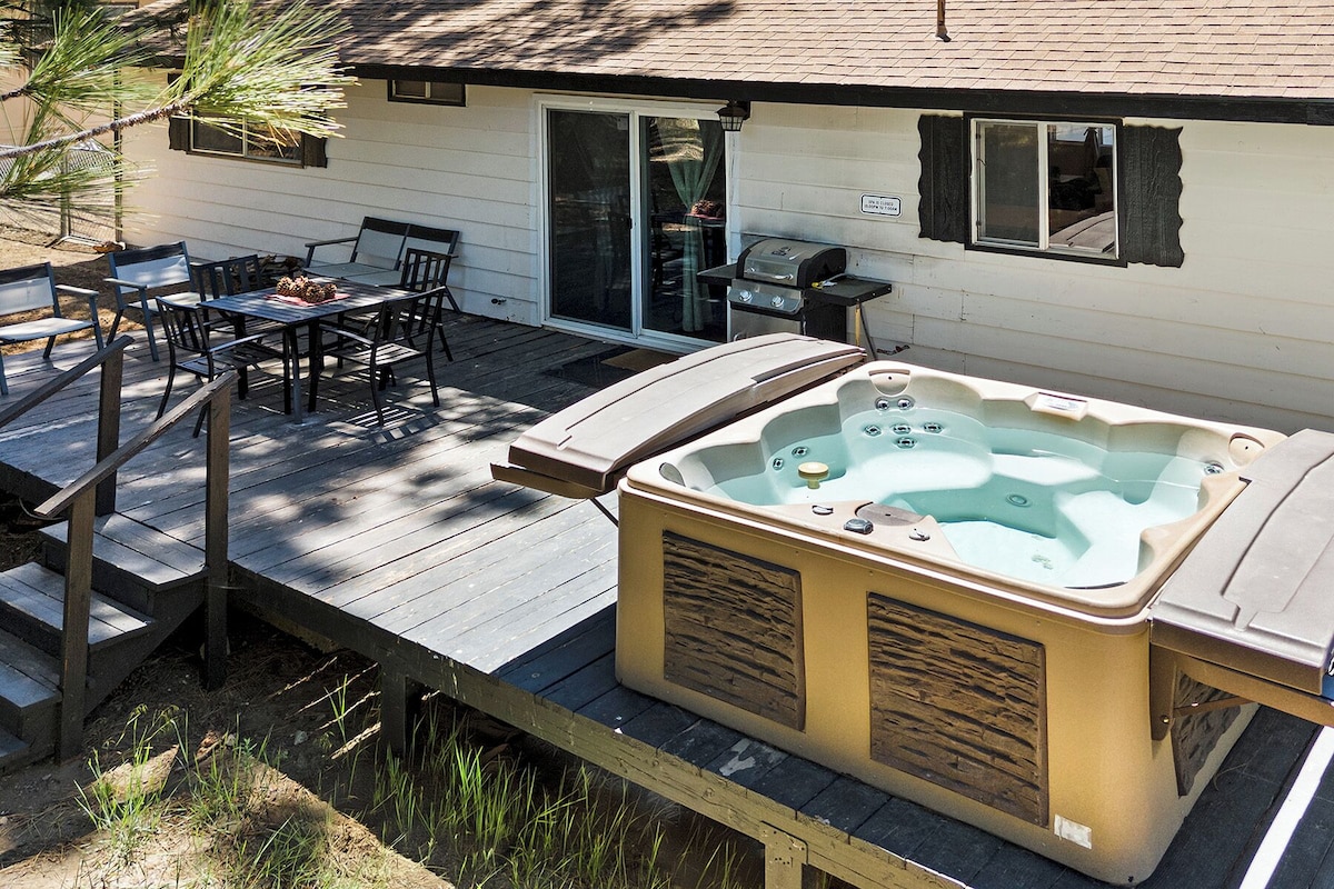 Photo 3 of Ozzys Retreat - Cozy 4-bedroom Cabin in Big Bear Lake. Pet Friendly!