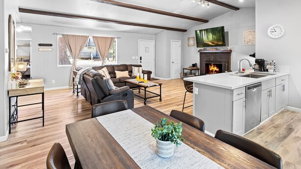 Un espacio moderno para vivir con comedor, cocina y zona de estar.