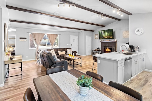 Ozzys Retreat - Cozy 4-bedroom Cabin in Big Bear Lake. Pet Friendly!