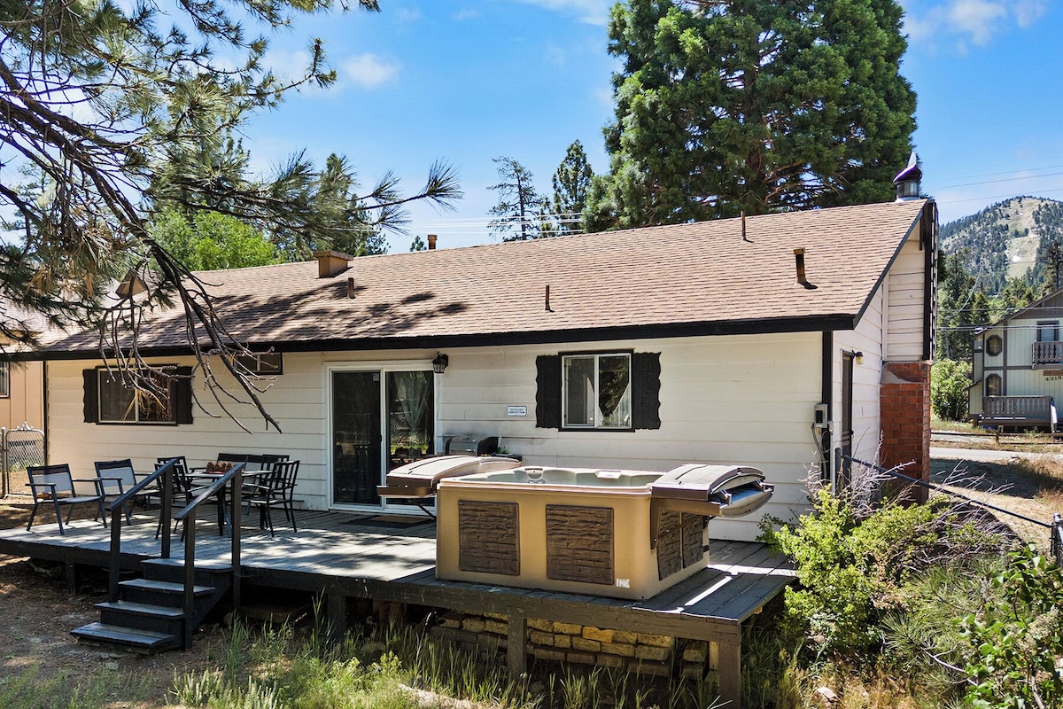 Photo 22 of Ozzys Retreat - Cozy 4-bedroom Cabin in Big Bear Lake. Pet Friendly!