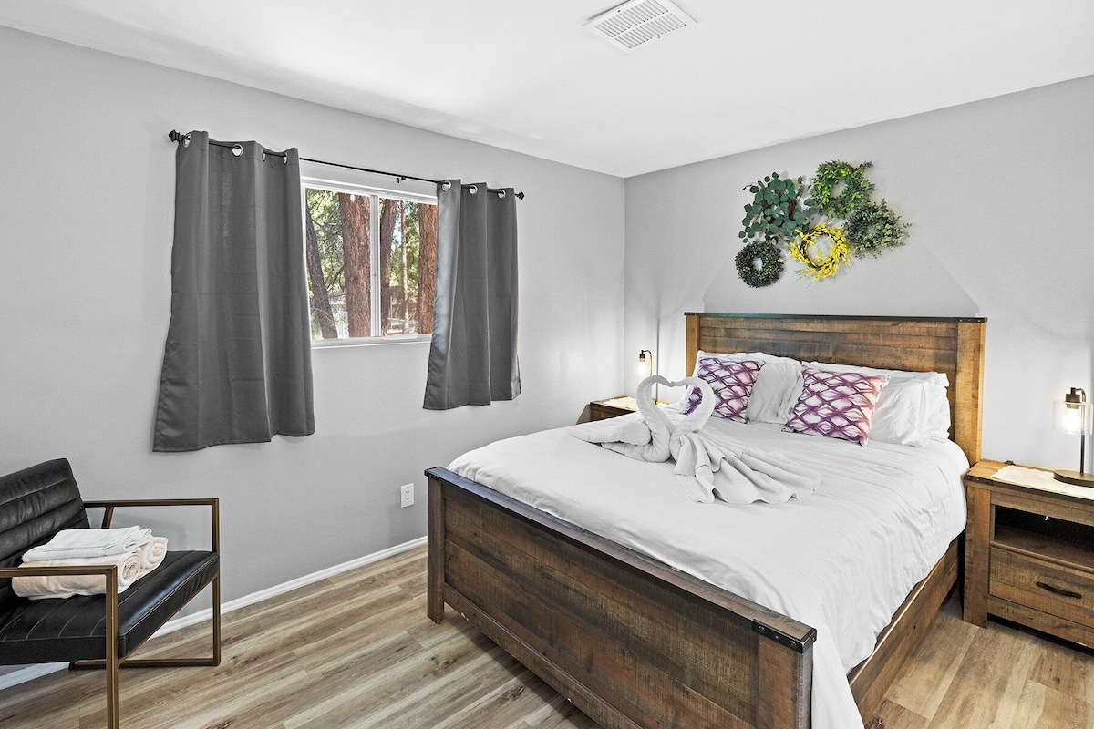 Photo 2 of Ozzys Retreat - Cozy 4-bedroom Cabin in Big Bear Lake. Pet Friendly!