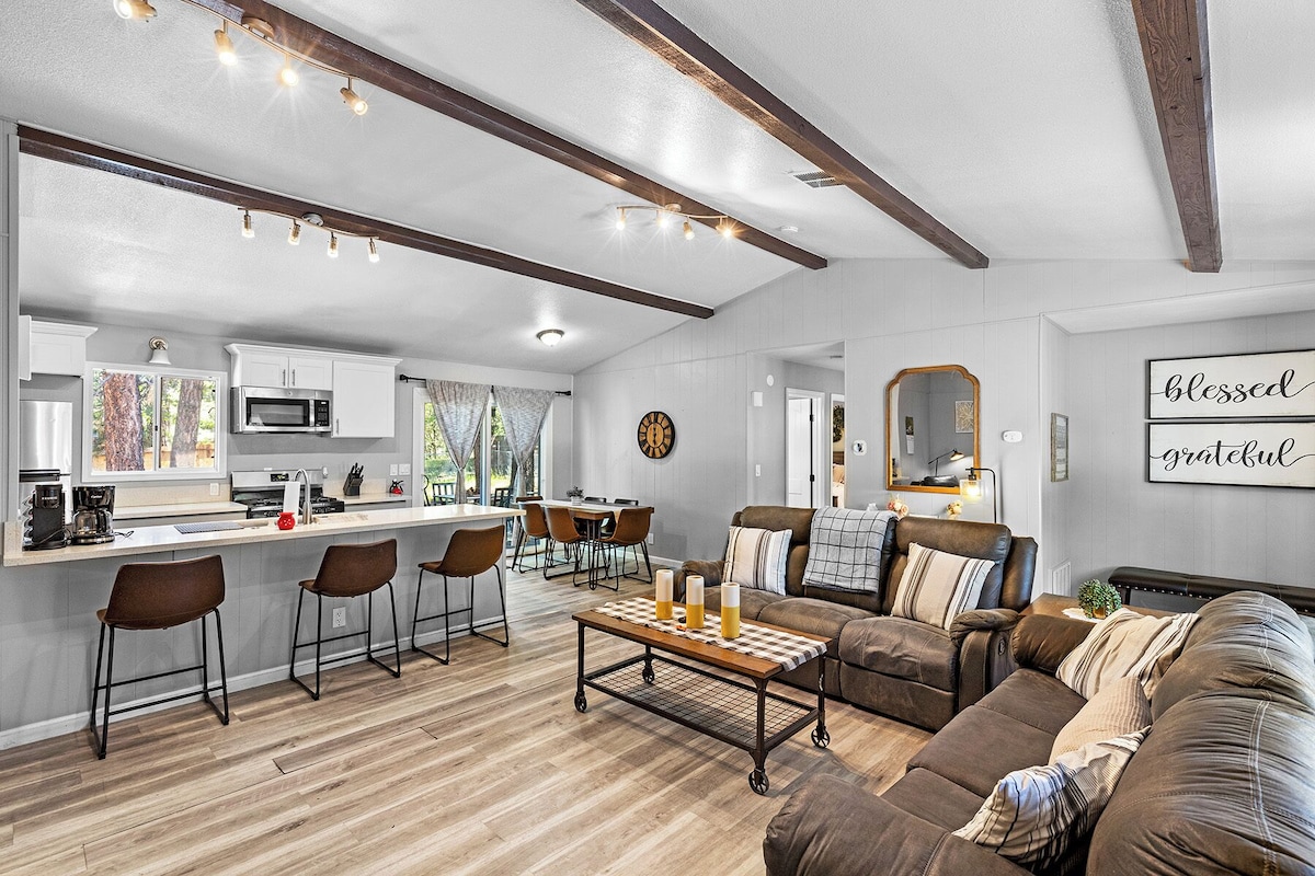 Photo 6 of Ozzys Retreat - Cozy 4-bedroom Cabin in Big Bear Lake. Pet Friendly!