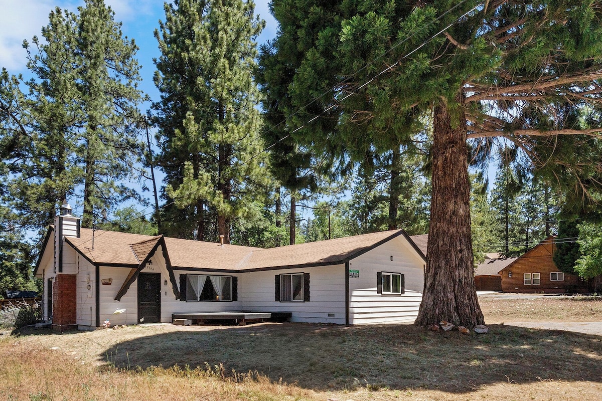 Ozzys Retreat - Cozy 4-bedroom Cabin in Big Bear Lake. Pet Friendly!