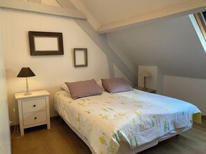 2 makuuhuonetta, silitysrauta/-lauta, vauvan matkasänky, Wi-Fi