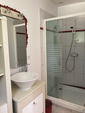 Ducha, toallas y papel higiénico