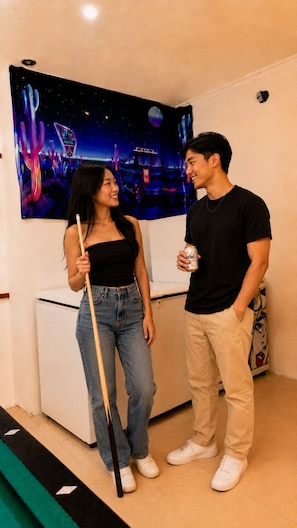 Two people in a room with a painting of a night scene and a sign that reads 'Motel.' - Buenos Aires de Ezeiza Resort Vacacional - Departamento N°2 (La Unión)