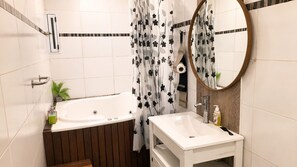 Apartamento exclusivo, 2 quartos, banheira de imersão, vista para a piscina | Banheiro | Bidê