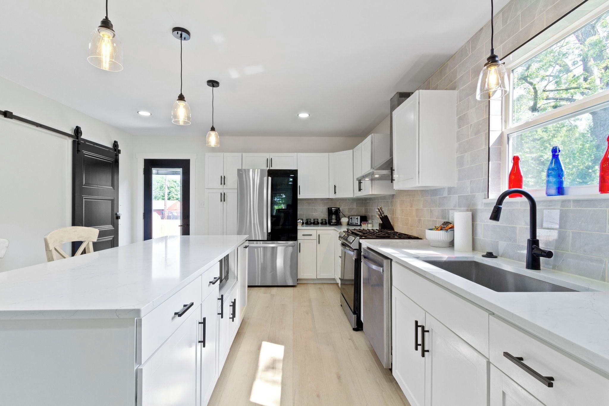 Jääkaappi, mikroaaltouuni, uuni, liesi