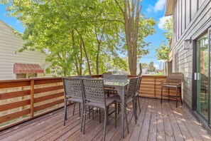 Outdoor dining - Rustic meets Modern Downtown Retreat with Air hockey table (Indianapolis)