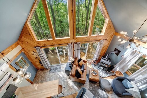 Upscale w Fireplace, Fire Pit, Games in Gated Comm