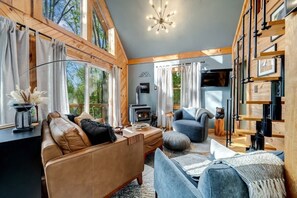 Televisión y chimenea 