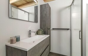 Shower, hair dryer - 3 bedroom cozy home in Somme-Leuze (Somme-Leuze)