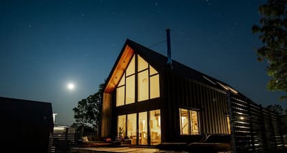 Zen Oceanfront Chalet- Hot Tub & Sauna - Private