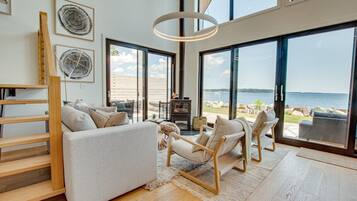 Smart TV, fireplace, stereo