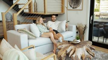 Smart TV, chimenea, estéreo